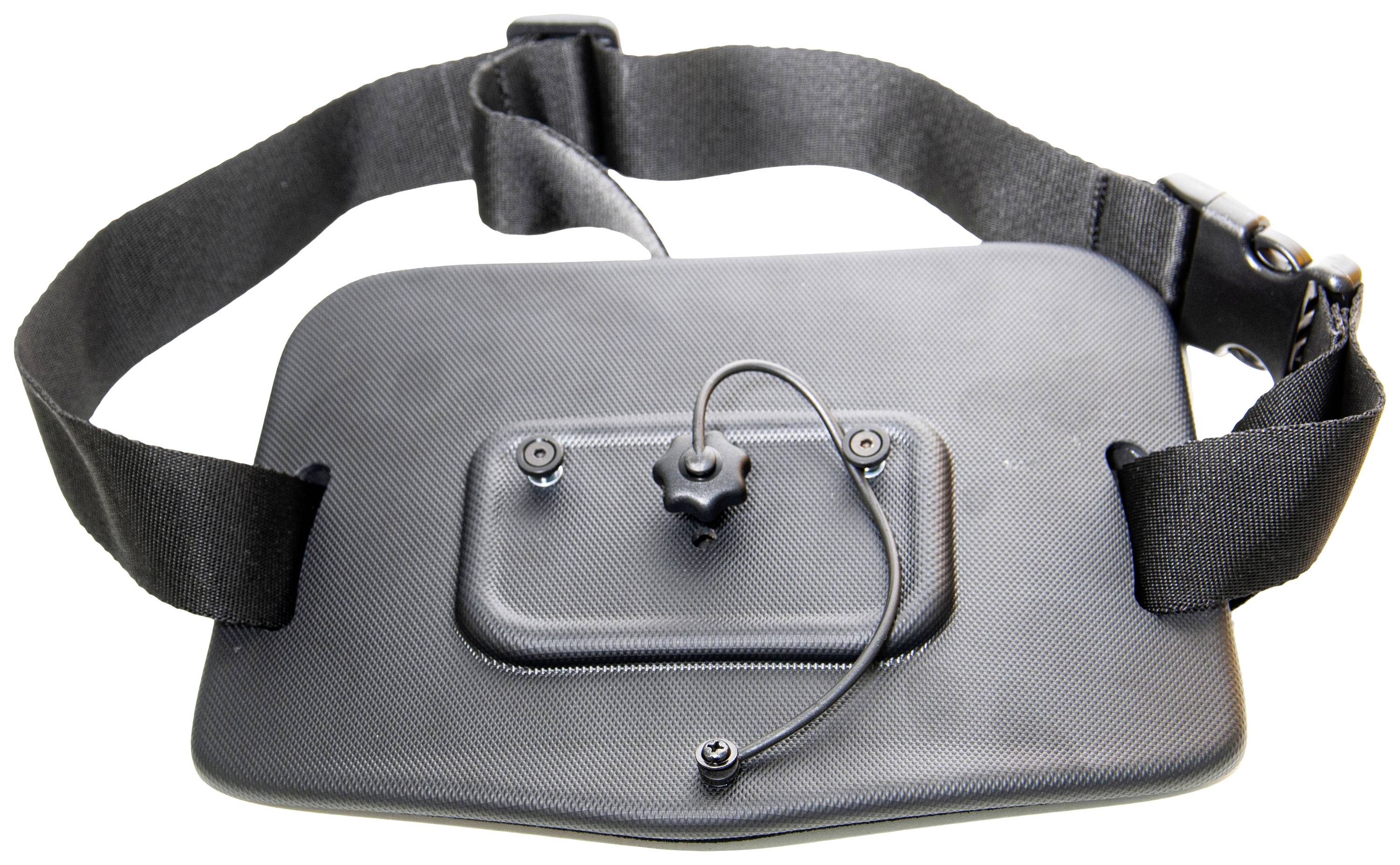 Une housse de protection noire avec une bandoulière réglable et un câble attaché.
