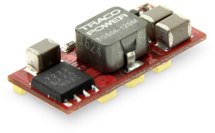 Une petite carte électronique présente un régulateur de puissance Traco avec des condensateurs, adapté pour la régulation de courant et la conversion de tension.