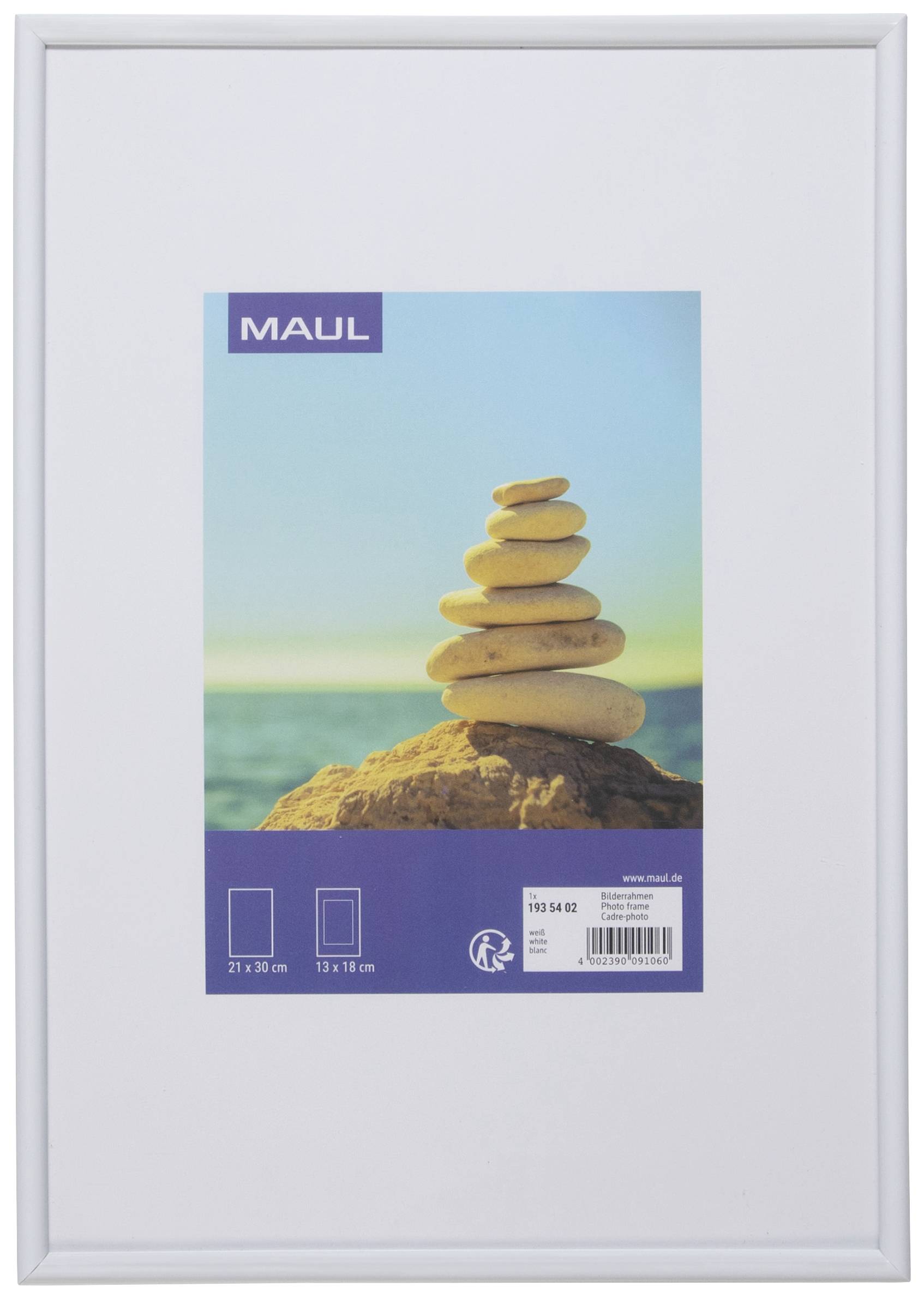 Un cadre blanc avec une photographie de pierres empilées les unes sur les autres au bord de la mer. L'image est au format 21 x 30 cm.