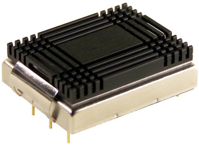 Un petit composant électronique avec un dissipateur thermique noir et un boîtier argenté, probablement un microprocesseur ou un processeur.