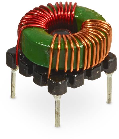 Un noyau torique avec un enroulement en fil de cuivre est installé sur un socle noir à quatre pieds métalliques.
