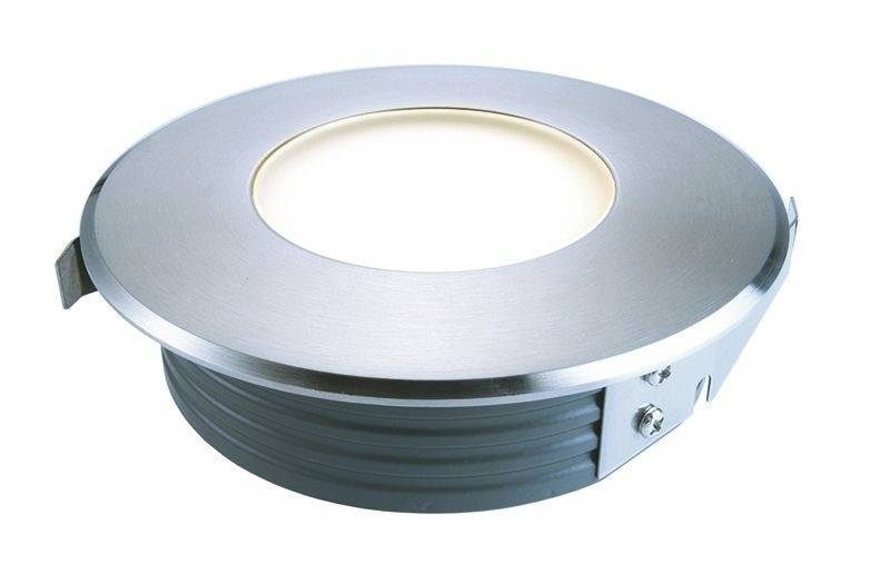 Spot encastrable rond et plat en métal avec éclairage LED intégré, adapté pour une installation au plafond.