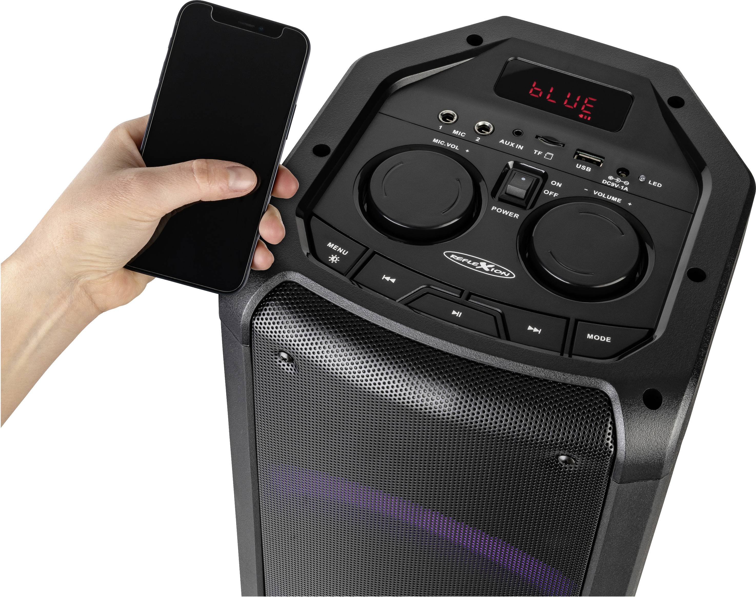 Une personne connecte un smartphone à un haut-parleur via Bluetooth. L'écran du haut-parleur affiche 'BLUE'.