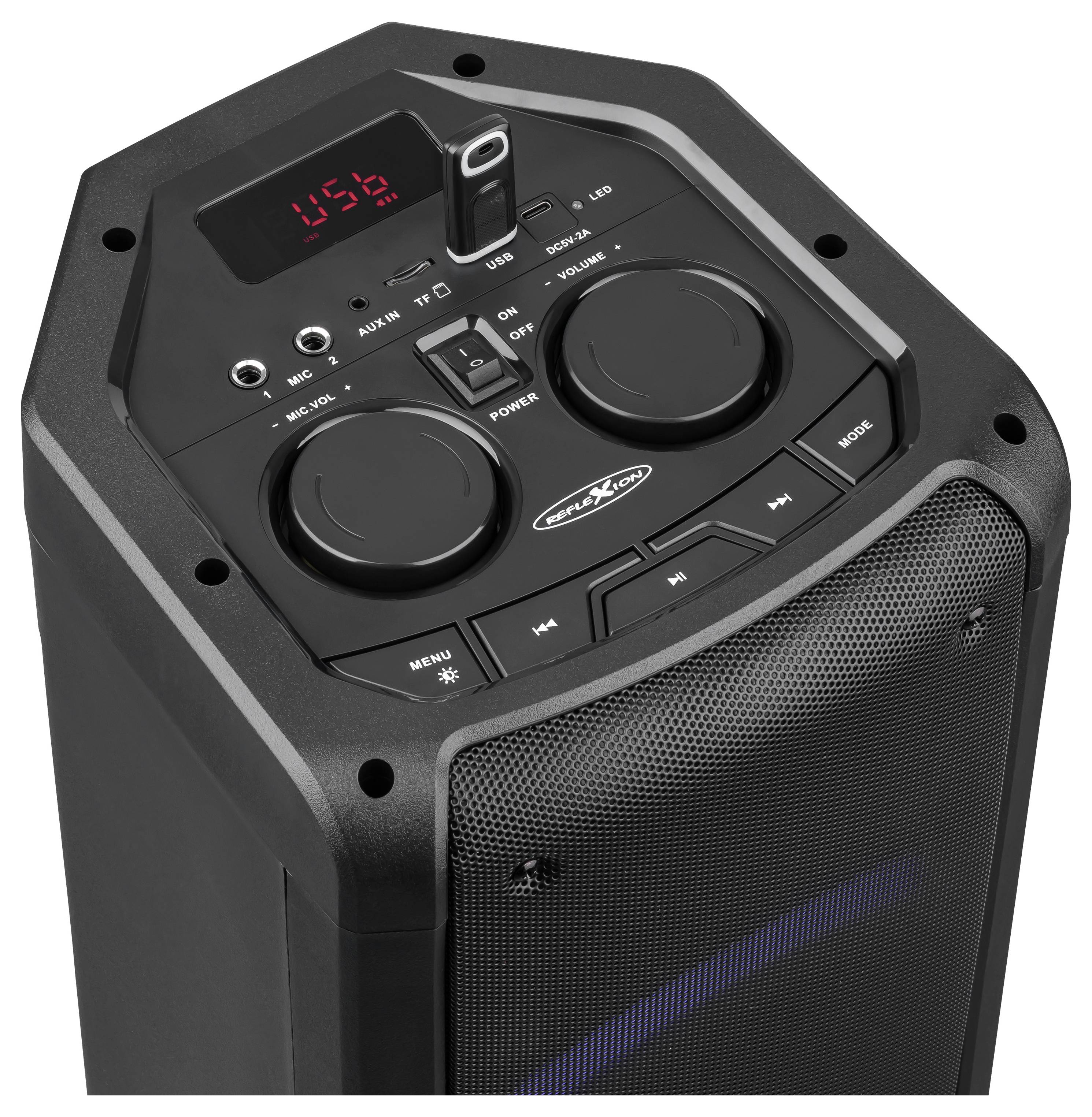 Haut-parleur de fête portable noir avec écran LED, deux boutons de commande, prises pour microphone et auxiliaire, interrupteur d'alimentation et grille avant.