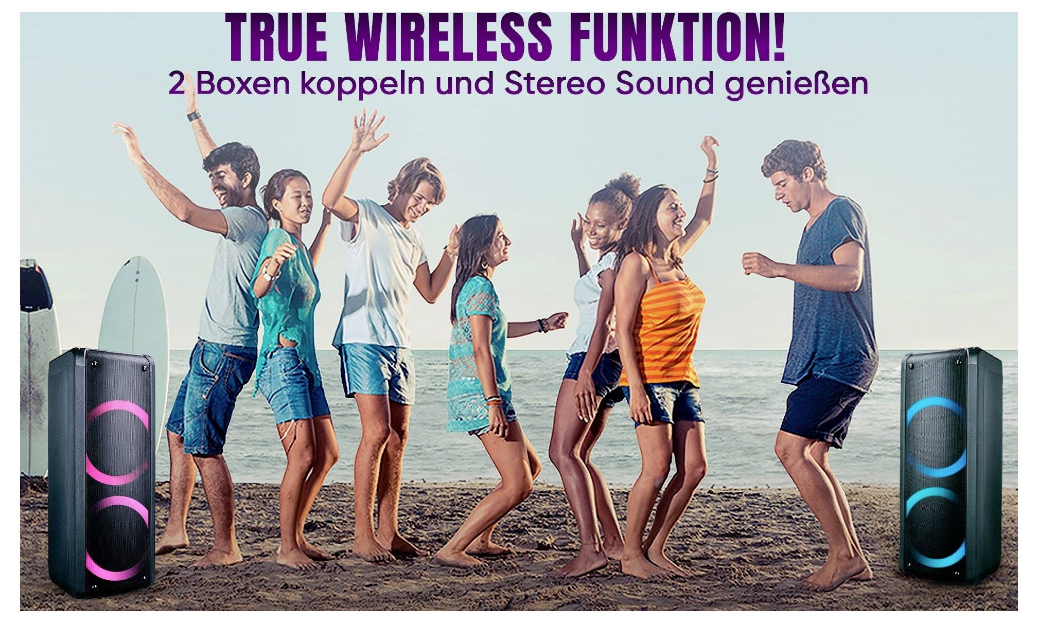 Image publicitaire avec de jeunes gens en train de faire la fête à la plage et deux haut-parleurs; texte: 'FONCTION TRUE WIRELESS!' et 'Couplez 2 enceintes et profitez du son stéréo'.