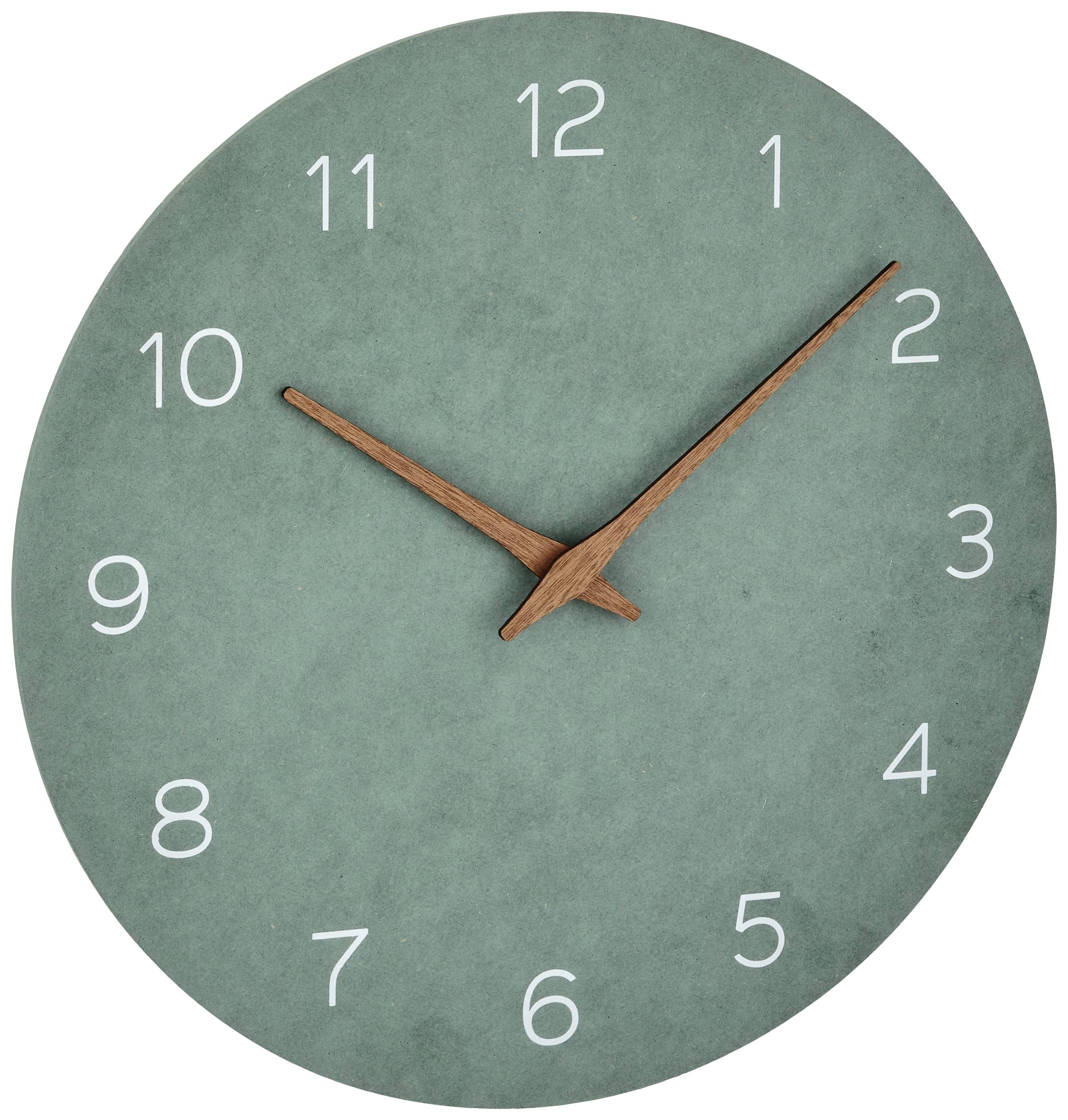 Une horloge murale verte avec des chiffres blancs indique 10h10, ses aiguilles en bois se détachant distinctement.