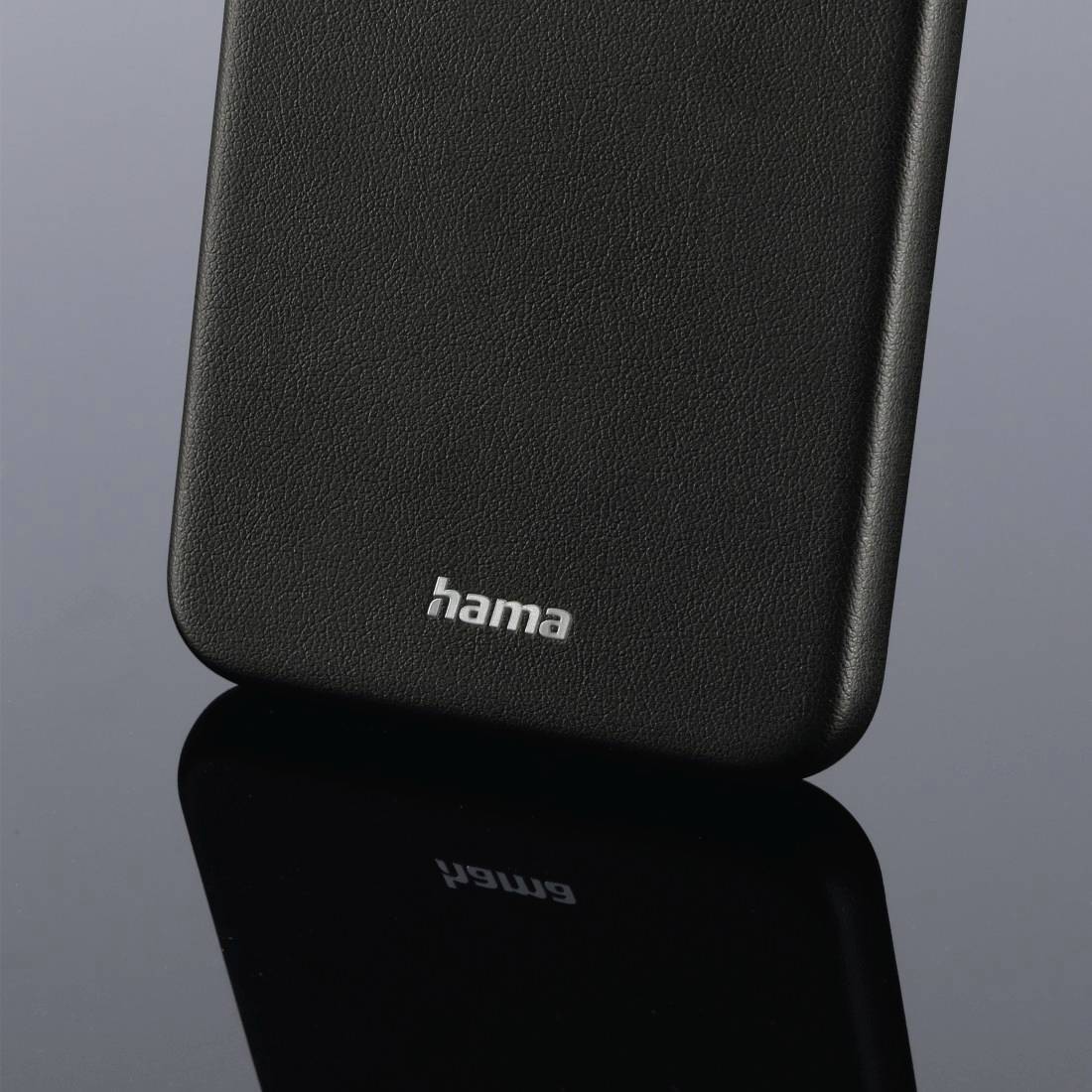 Un disque dur externe noir portant l'inscription 'hama' sur une surface réfléchissante.