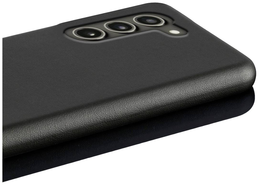 Un smartphone noir avec trois objectifs de caméra à l'arrière est posé sur une surface noire.