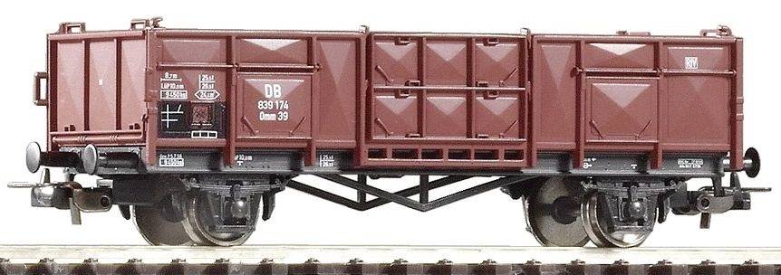 Wagon de marchandises modèle avec peinture marron sur des rails, construction détaillée avec inscriptions et logos.