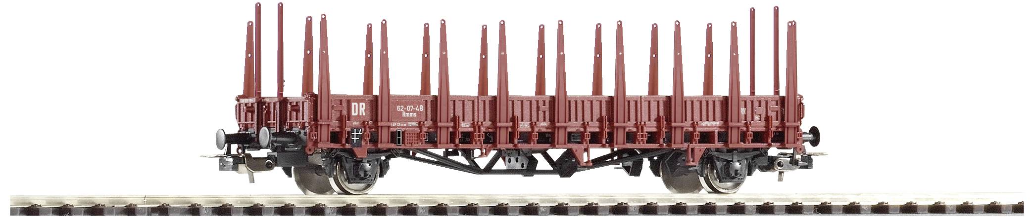 Un wagon modèle rouge-brun avec des parois grillagées hautes est posé sur des rails. Adapté pour le transport de bois ou de marchandises longues.