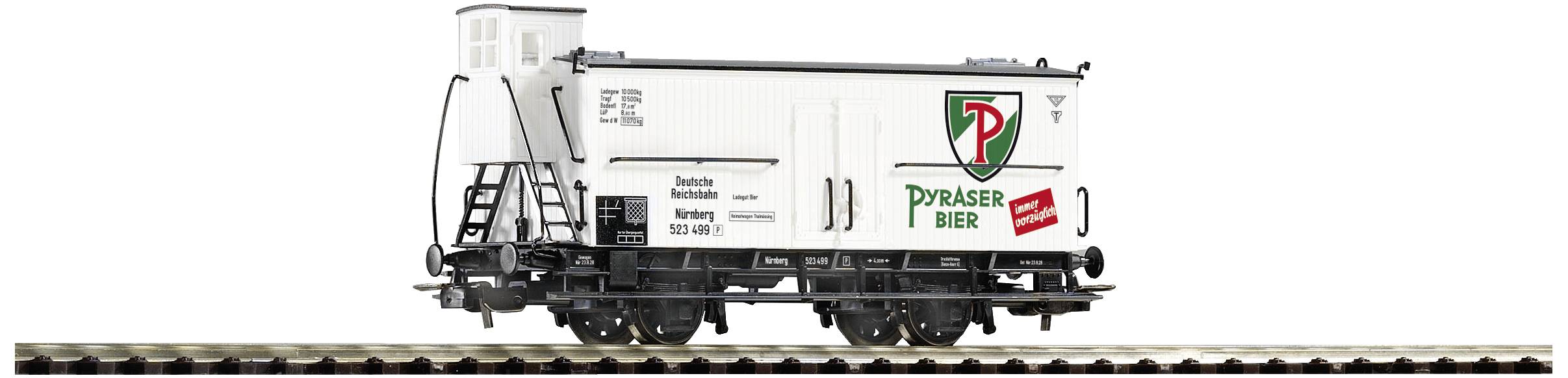 Un wagon de train miniature blanc avec le logo 'Pyraser Bier' sur le côté. Il présente des détails noirs et est posé sur des rails.