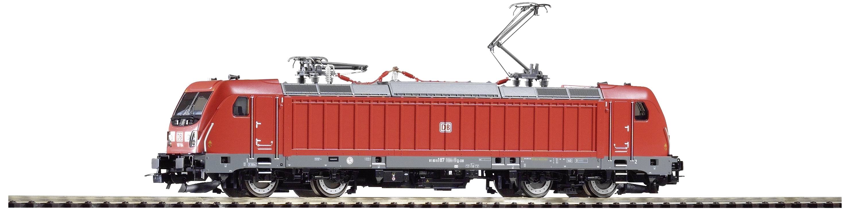 Locomotive électrique rouge sur une voie ferrée, avec les pantographes déployés, représentée depuis une perspective latérale.