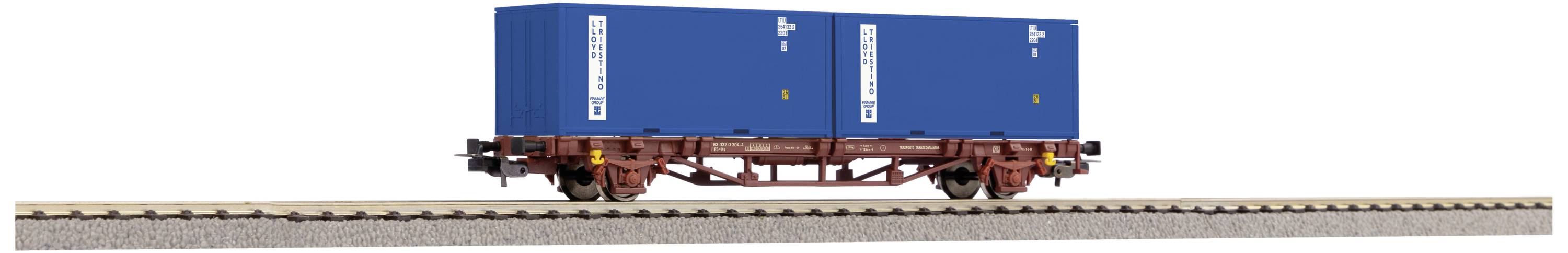 Un wagon de marchandises avec deux conteneurs bleus est stationné sur une voie ferrée. Les conteneurs sont pourvus de marquages blancs.