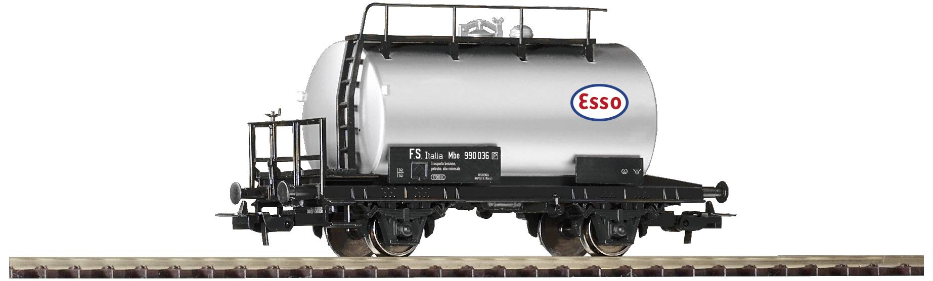 Un wagon-citerne ferroviaire argenté avec le logo 'Esso' est stationné sur des rails. Le wagon est équipé d'une échelle et d'une plateforme supérieure.