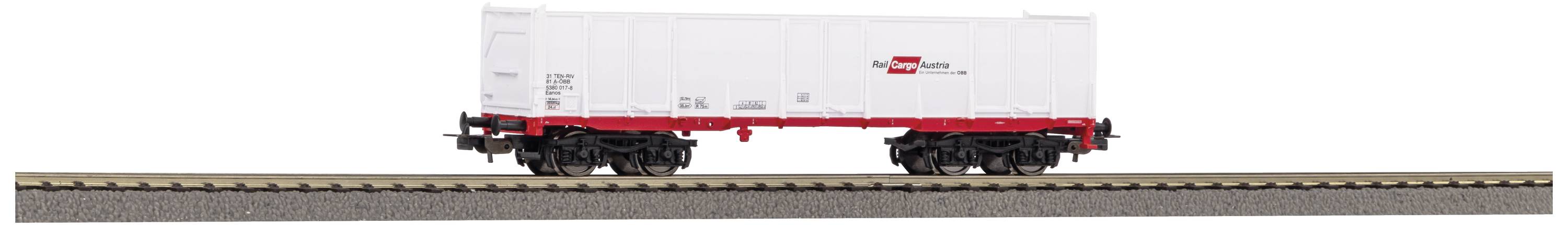 Un wagon de marchandises de train miniature, blanc avec une bande rouge, roule sur des rails.