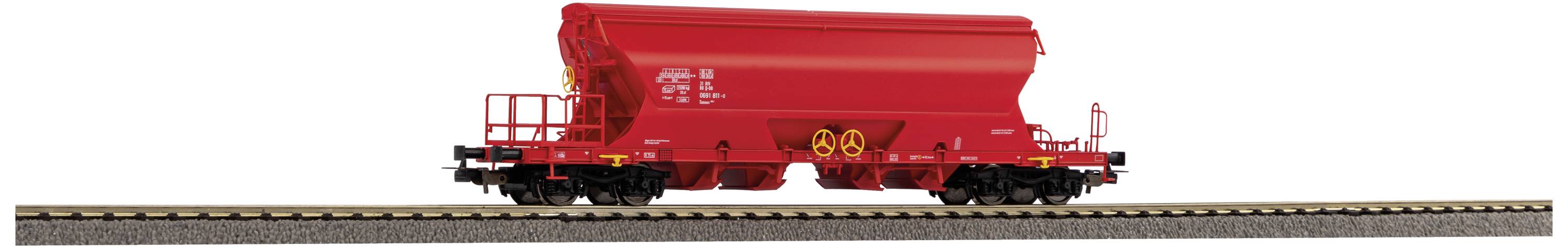 Wagon de marchandises rouge sur des rails de chemin de fer, vu de côté, sans environnement visible.