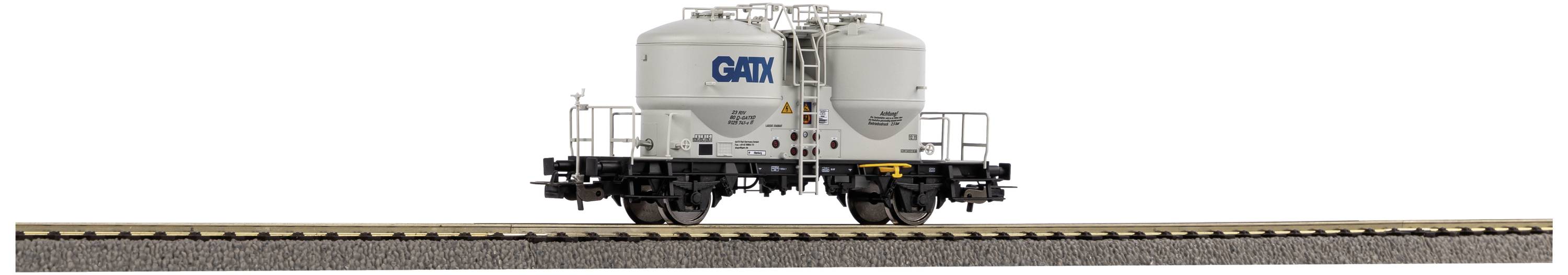 Un wagon de marchandises blanc avec deux conteneurs sur des rails de chemin de fer, portant le logo 'GATX' sur le côté, en vue de profil latéral.