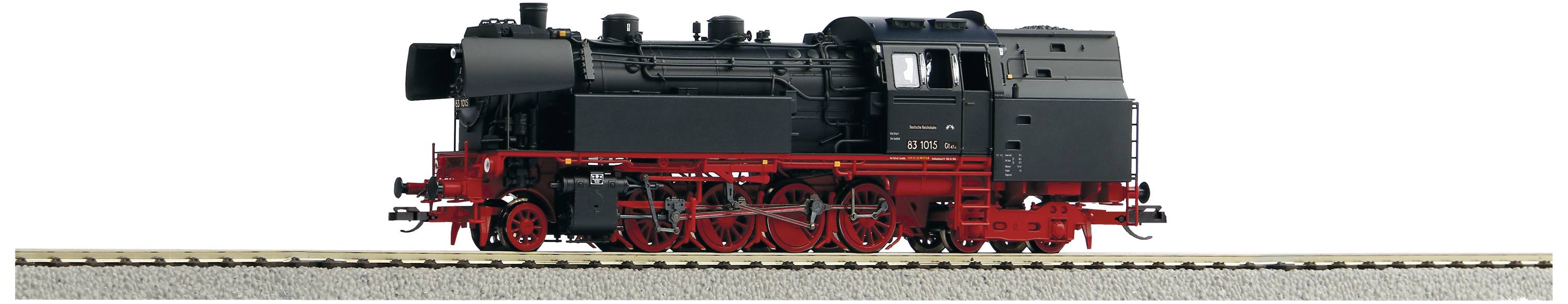 Une locomotive à vapeur noire avec des détails rouges est posée sur des rails de chemin de fer. Elle présente des détails techniques historiques dans un design classique.