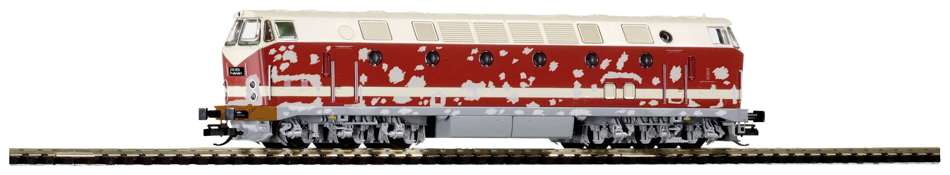 L'image montre un modèle de locomotive rouge et blanche sur une voie ferrée. La locomotive a huit roues et une série caractéristique.