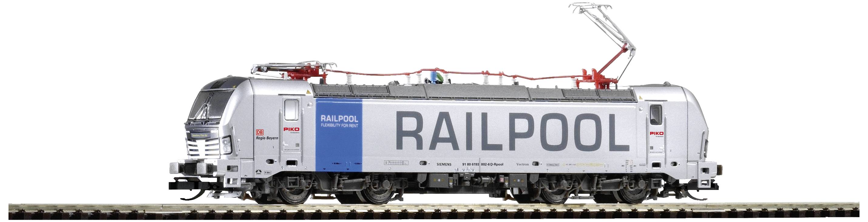 Locomotive électrique argentée de la marque 'Railpool' stationnée sur une voie. C'est un modèle avec des détails bleus et rouges.