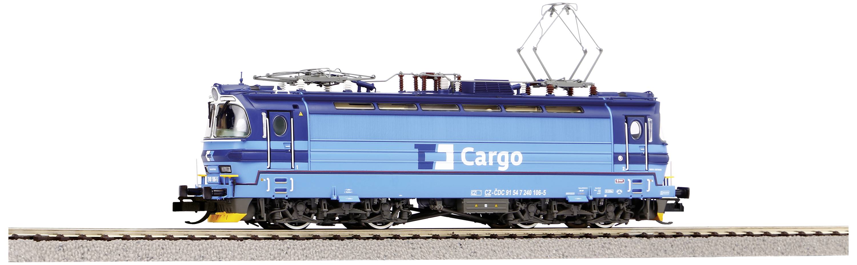 Un locomotive de train miniature bleu avec le logo 'Cargo' roule sur un rail.