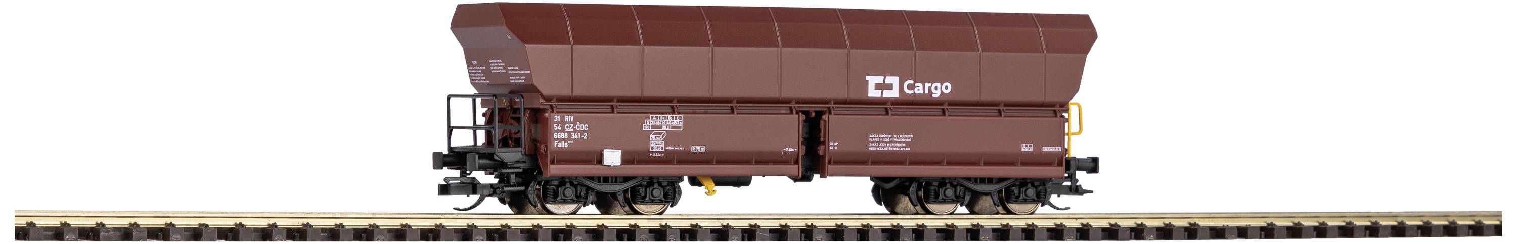 Un wagon de marchandises brun portant l'inscription 'Cargo' est stationné sur des rails. Le wagon a un toit carré et élevé.
