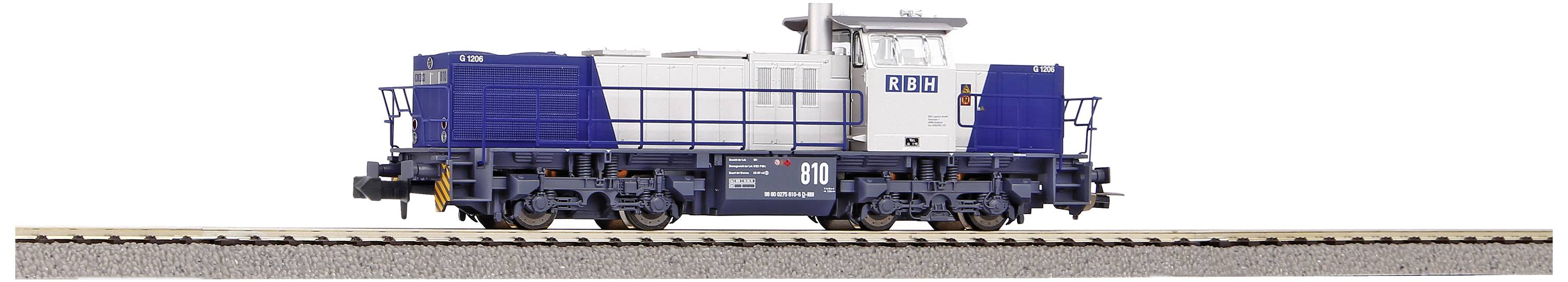 Un train miniature bleu et blanc est posé sur des rails.