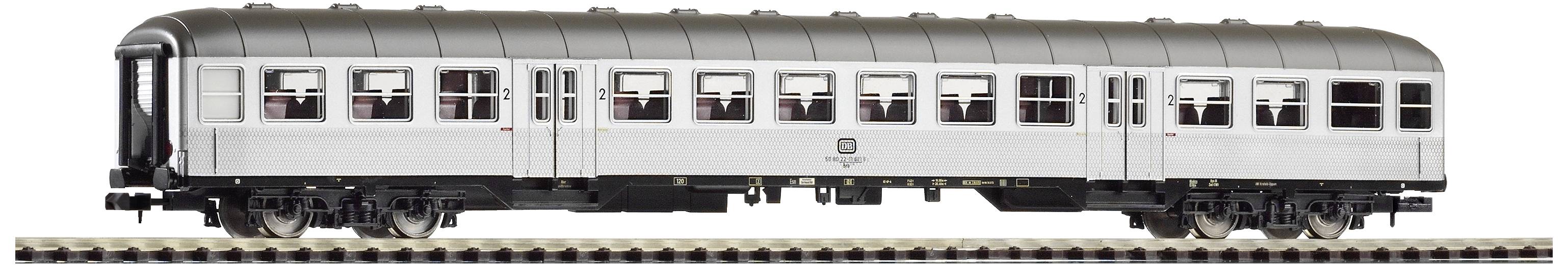 Un wagon de voyageurs argenté est stationné sur une voie ferrée. Le wagon possède de nombreuses fenêtres et est réduit à l'échelle d'un modèle réduit ferroviaire.