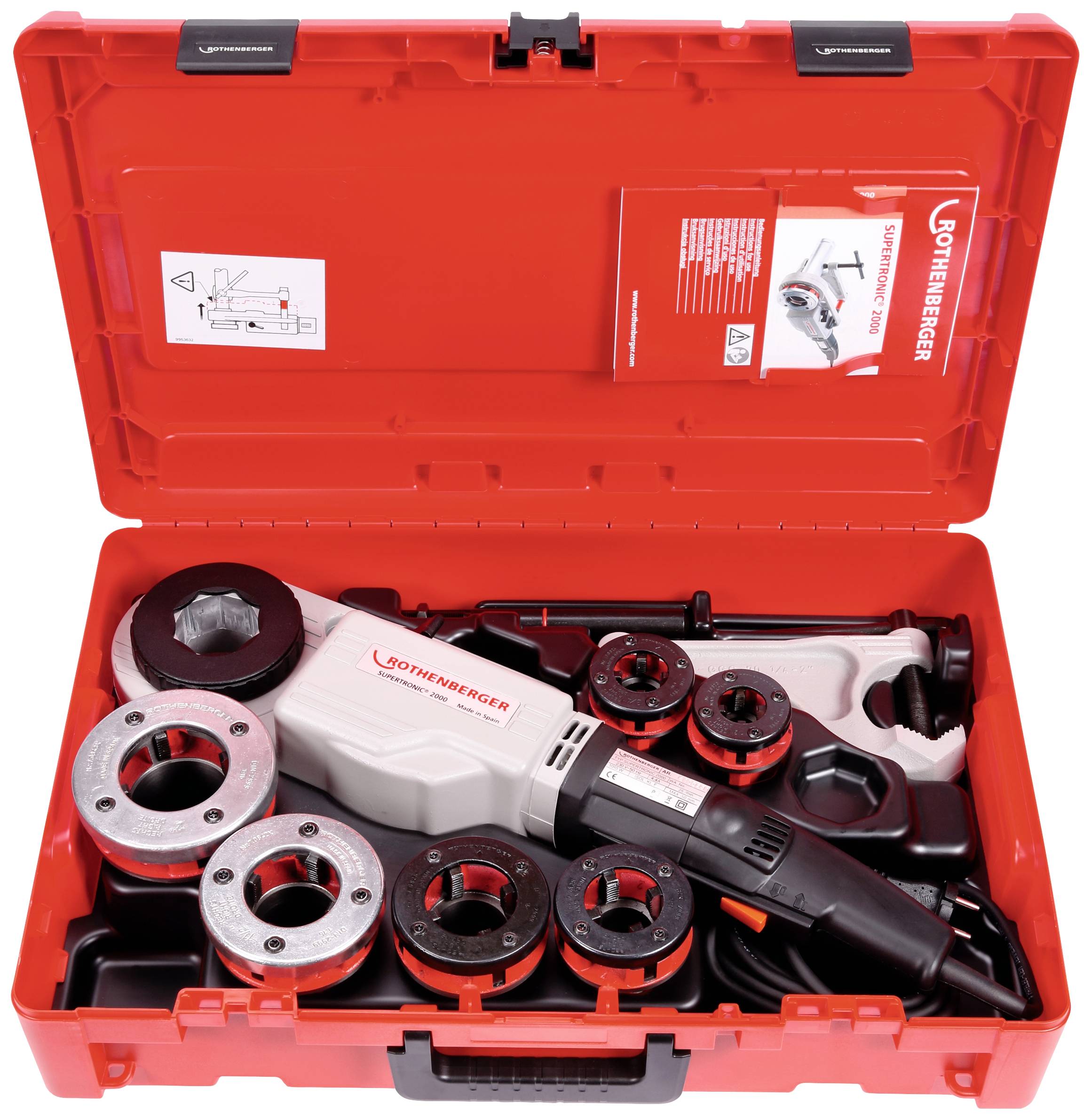 Une valise à outils rouge contenant une machine à sertir électrique et plusieurs accessoires. Un diagramme et une brochure sont placés à l'intérieur.