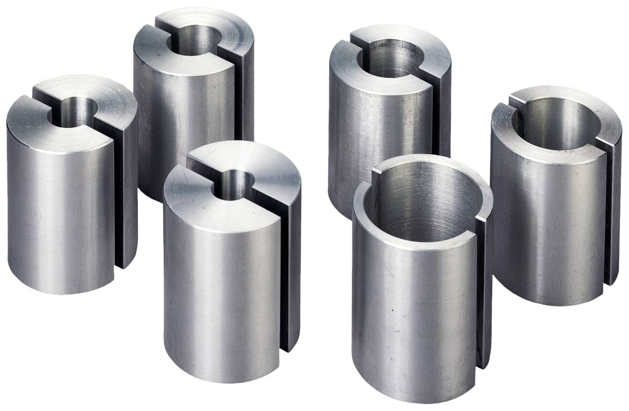 Six entretoises métalliques cylindriques avec fente, disposées en deux rangées.
