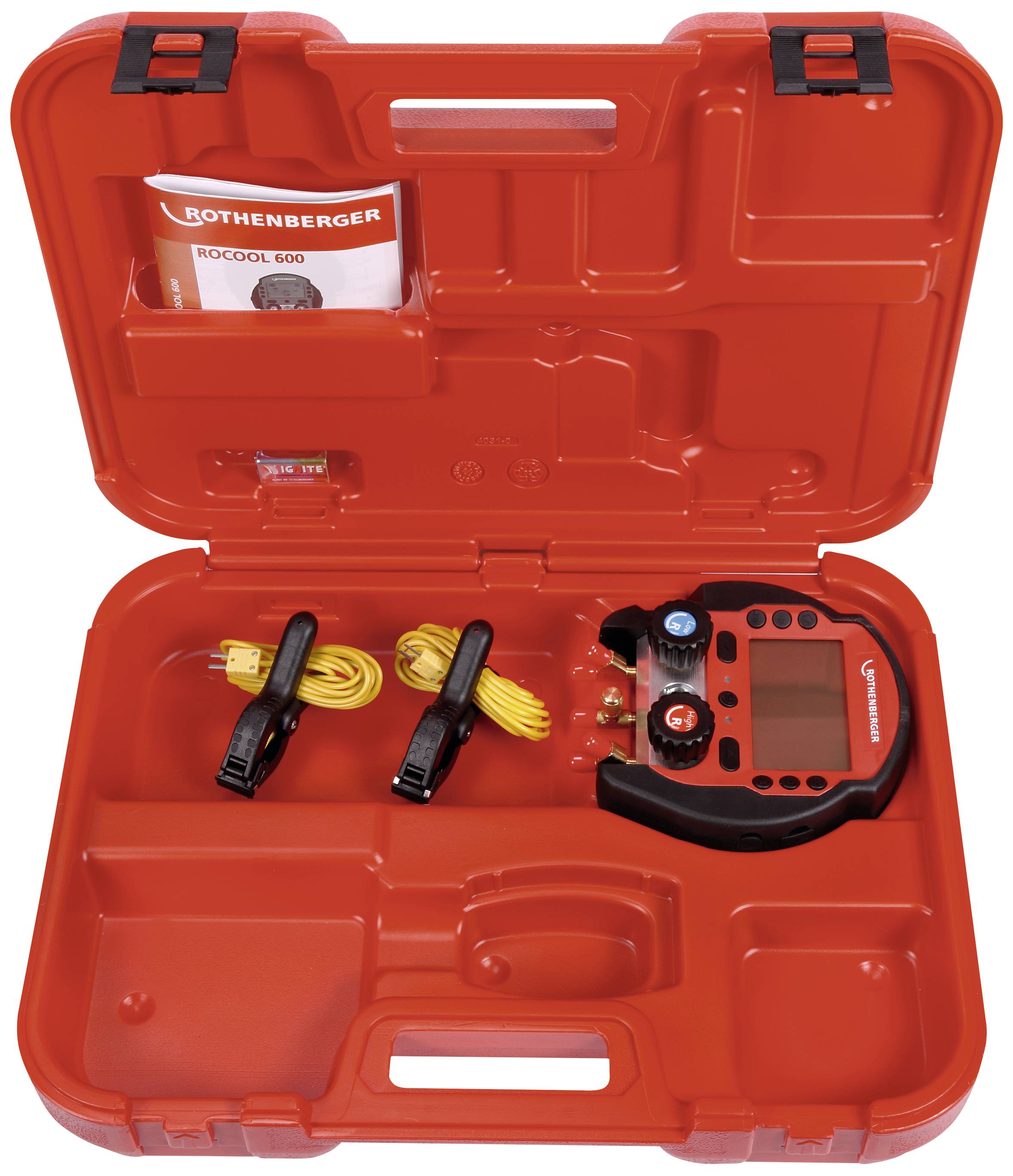 Une mallette à outils rouge contient un appareil de mesure numérique et ses accessoires. Un manuel portant l'inscription « Rothenberger ROCool 600 » est posé sur le dessus.
