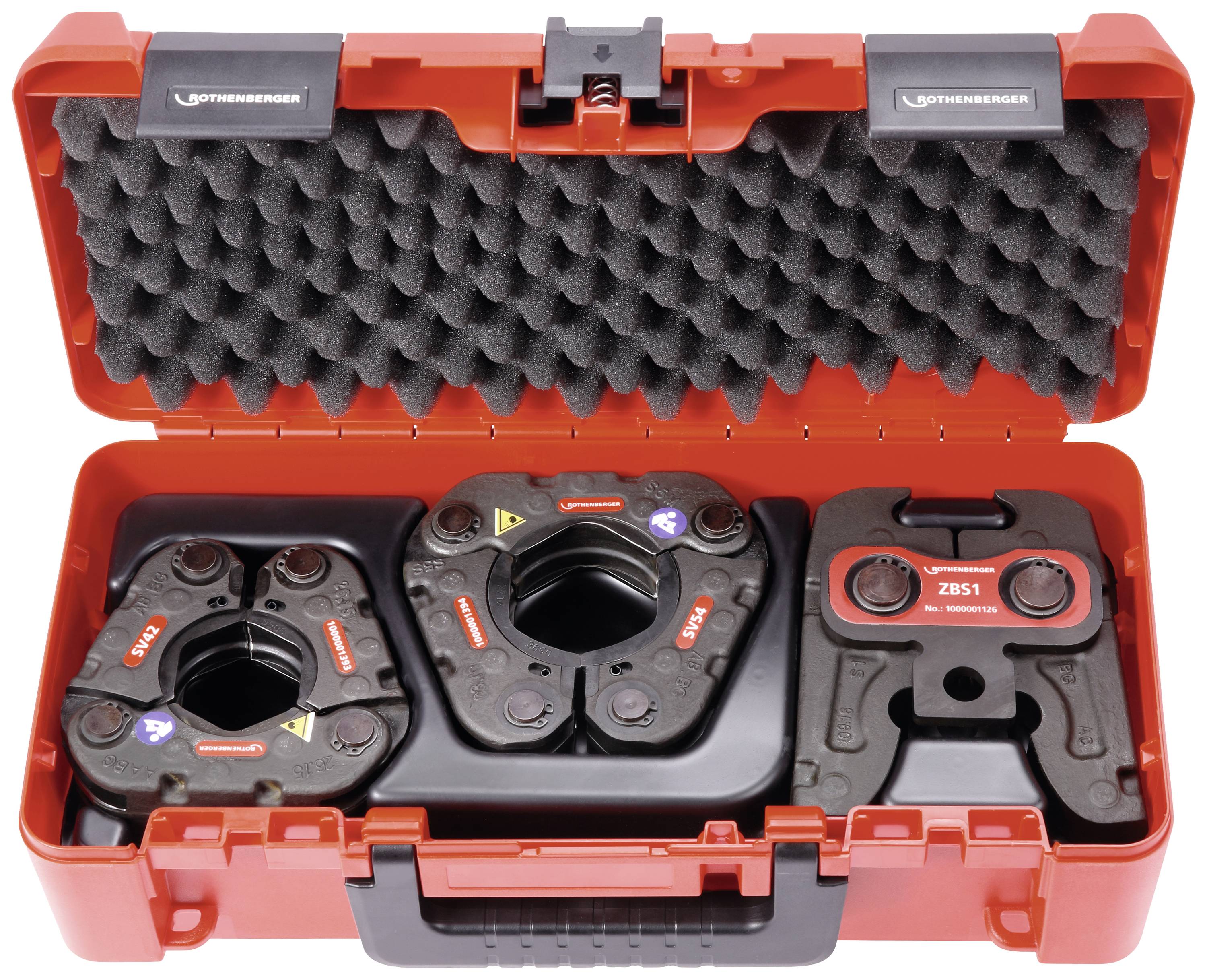 Une boîte à outils rouge ouverte présente différentes mâchoires de presse pour raccords de tuyaux, avec une garniture en mousse de protection.