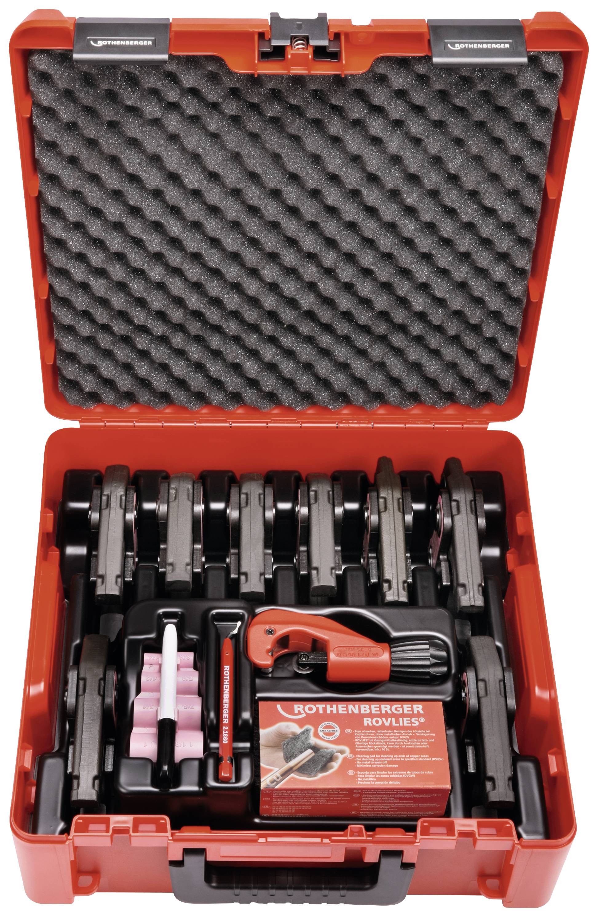 Coffret à outils rouge ouvert contenant plusieurs pinces pour installations de tuyauterie, doublé de mousse de protection et une brochure orange.