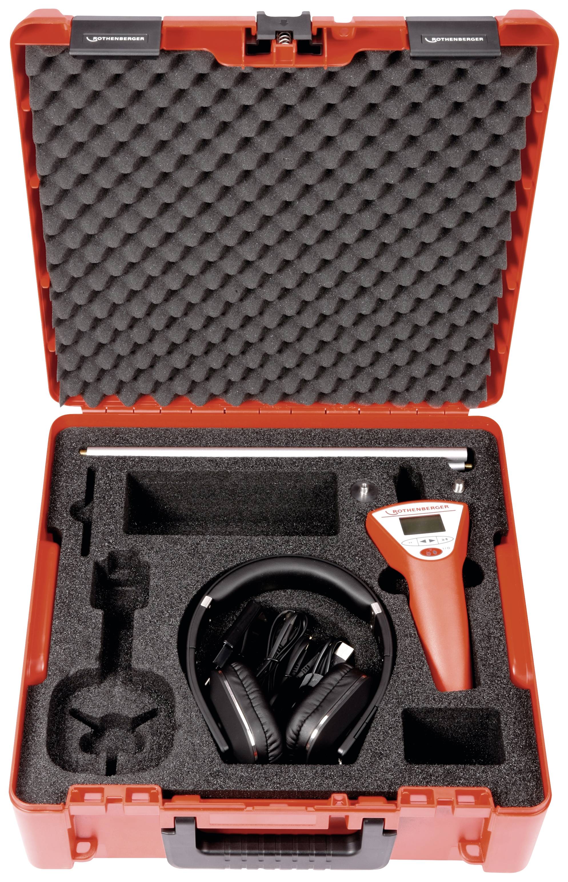 Coffret à outils rouge avec doublure en mousse, contenant des écouteurs, un appareil de mesure électronique et une longue tige métallique.