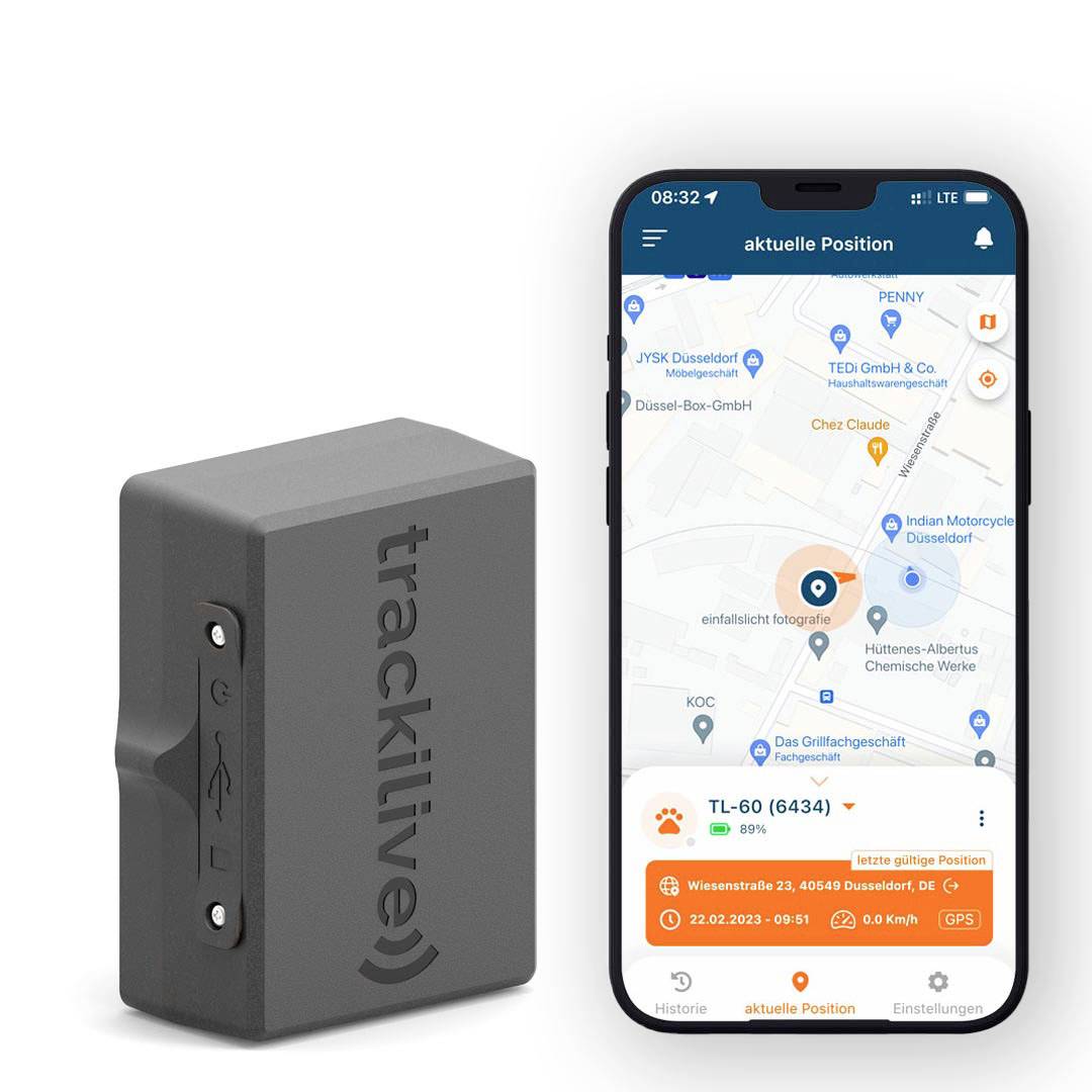 Un traceur GPS à côté d'un smartphone affichant une application avec la position actuelle, l'itinéraire et la vitesse du traceur.