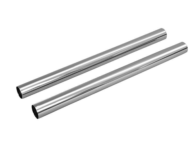 Deux tubes métalliques brillants et argentés côte à côte sur un fond blanc. Ils sont cylindriques et reflètent légèrement la lumière.