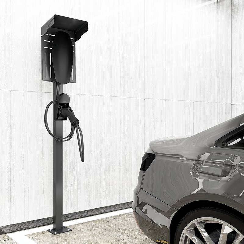 Une voiture électrique charge à une borne de recharge dans un garage. Le véhicule est situé à droite de l'image, avec un câble de charge branché.