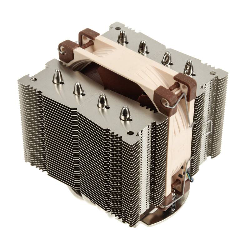 Grand radiateur de CPU avec plusieurs ailettes en aluminium, base en cuivre et deux ventilateurs. Développé pour une dissipation thermique efficace.