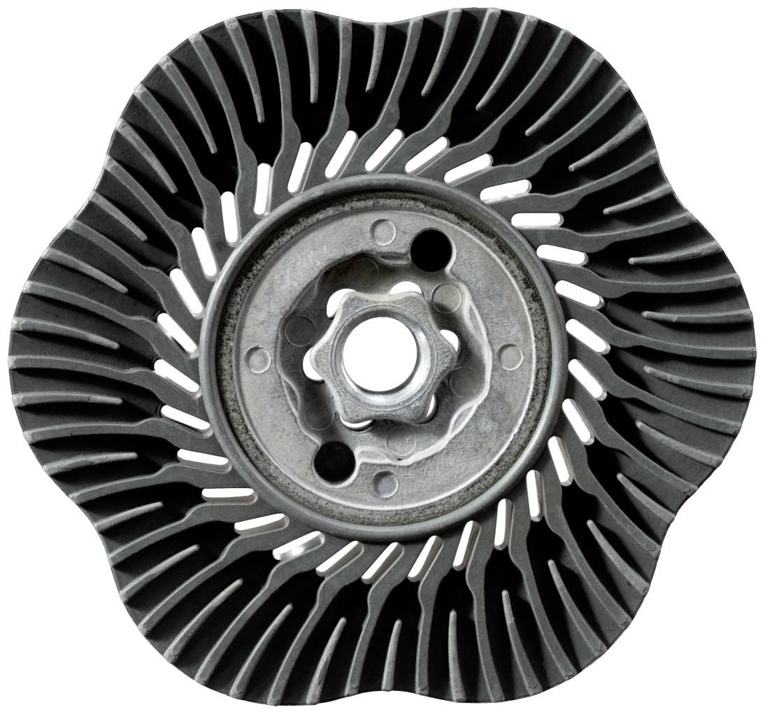 Une pièce métallique en forme de fleur avec un motif symétrique et des ouvertures radiales, probablement un composant de machine.