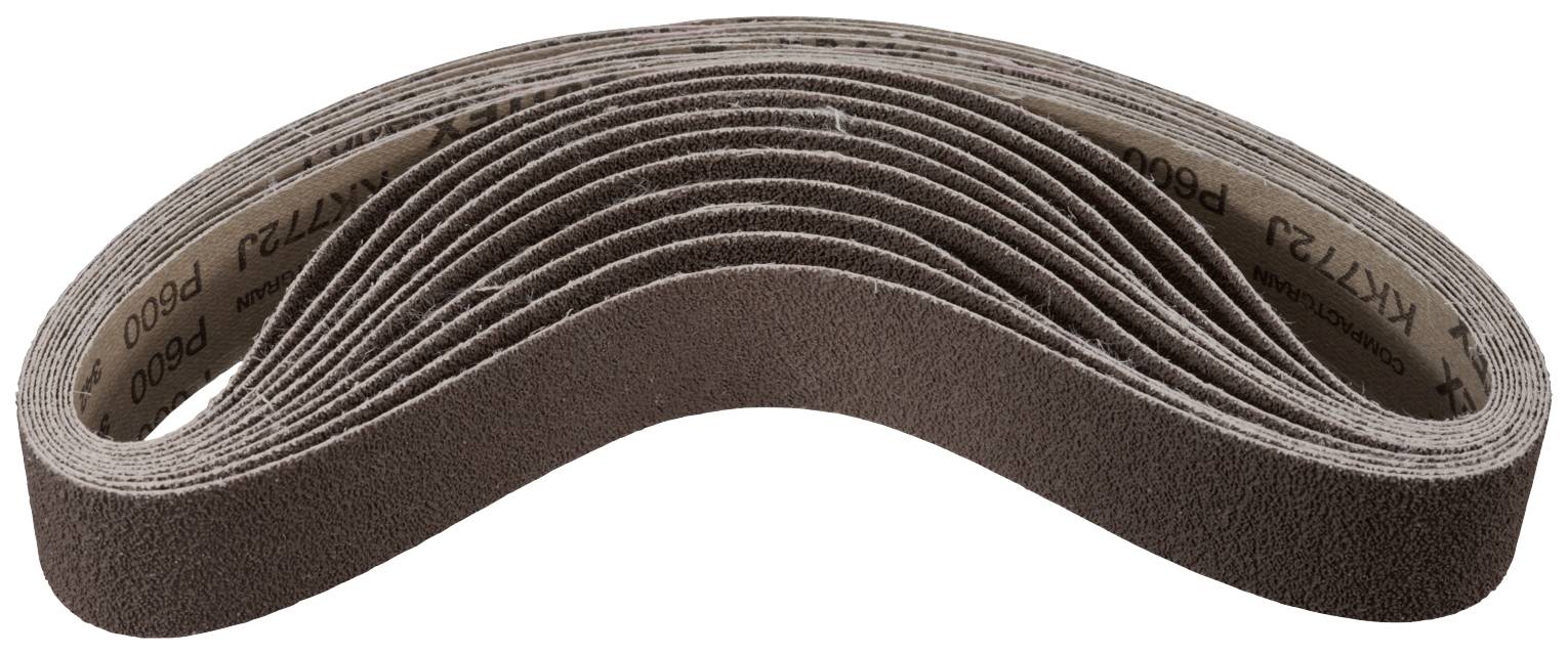 Bande abrasive brune à grain fin, représentée courbée, adaptée aux machines à poncer pour le traitement de surface du bois ou du métal.