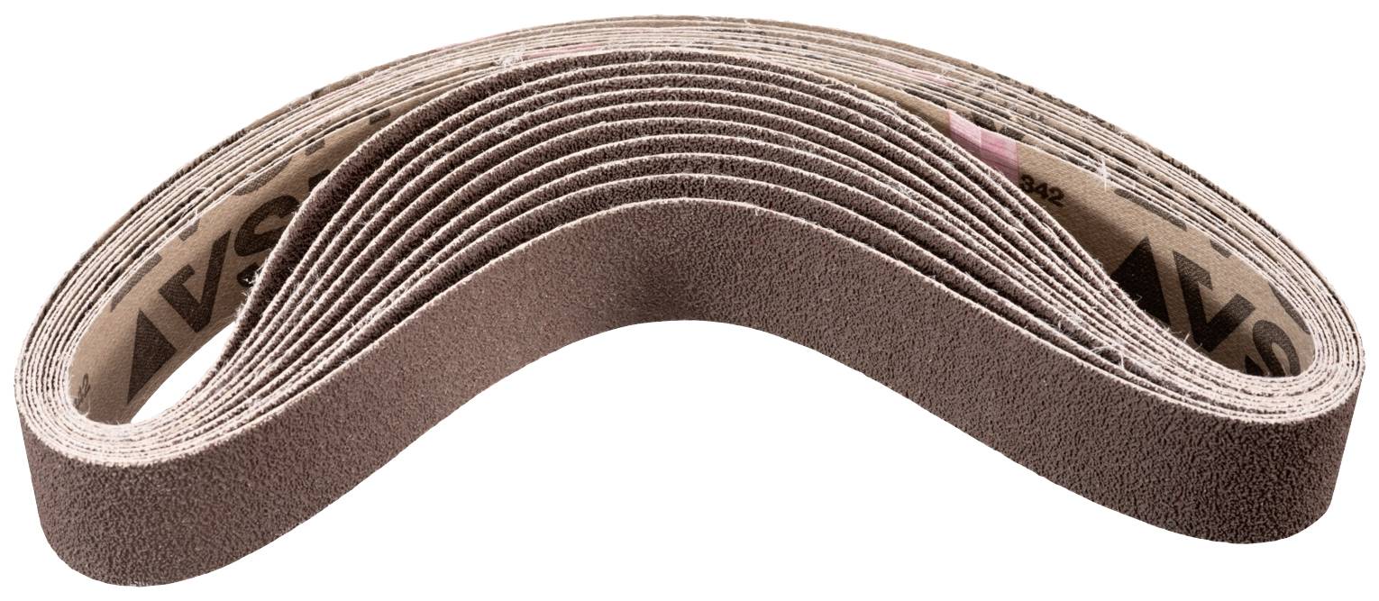 Une bande abrasive ondulée en papier de verre, disposée en forme de S. Elle présente une surface rugueuse, adaptée aux travaux de ponçage.