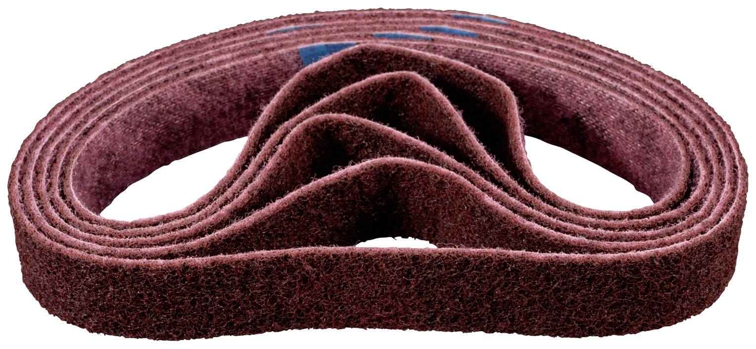 Bande abrasive bordeaux, superposée plusieurs fois, en forme elliptique, avec un marquage bleu, sur fond blanc.