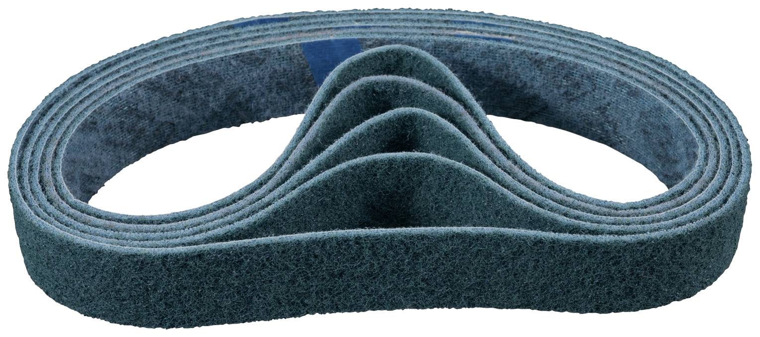 Ruban abrasif bleu en forme de boucle. Il est utilisé dans le travail du bois ou des métaux.