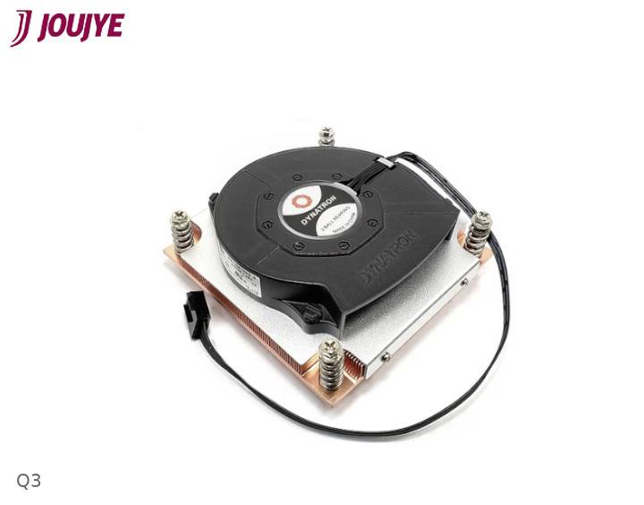 Un ventilateur carré avec quatre pales sur un dissipateur thermique. En haut à gauche, le logo 'JOUJYE' est visible.