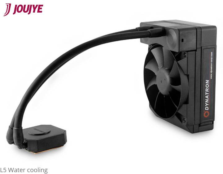 'JOUJYE - L5 Refroidissement à eau par Dynatron' ; L'image montre un système de refroidissement à eau avec ventilateur et tuyau, utilisé pour le refroidissement des ordinateurs.
