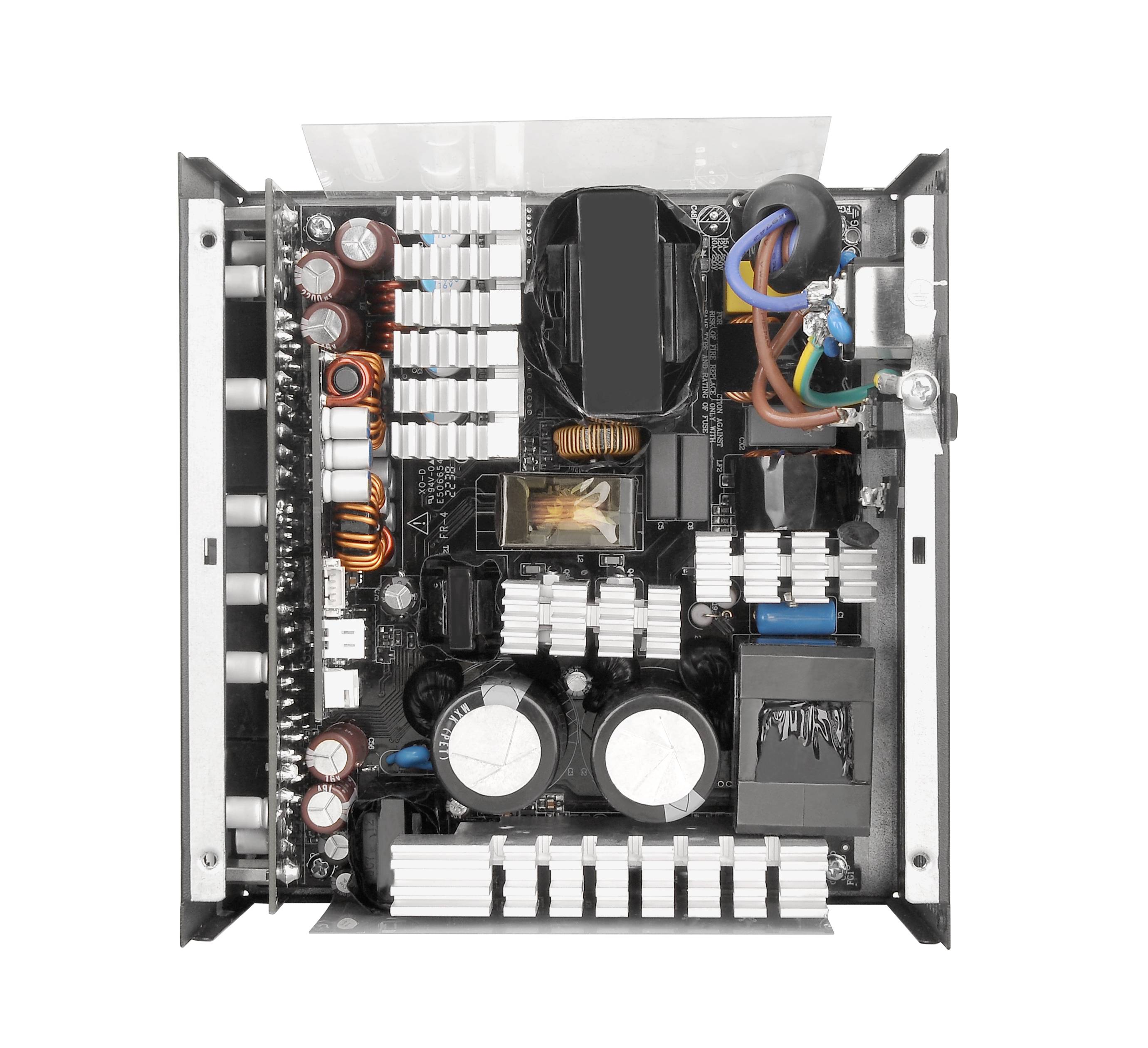 Vue intérieure d'un bloc d'alimentation d'ordinateur avec divers composants électroniques et dissipateurs thermiques disposés dans un boîtier.
