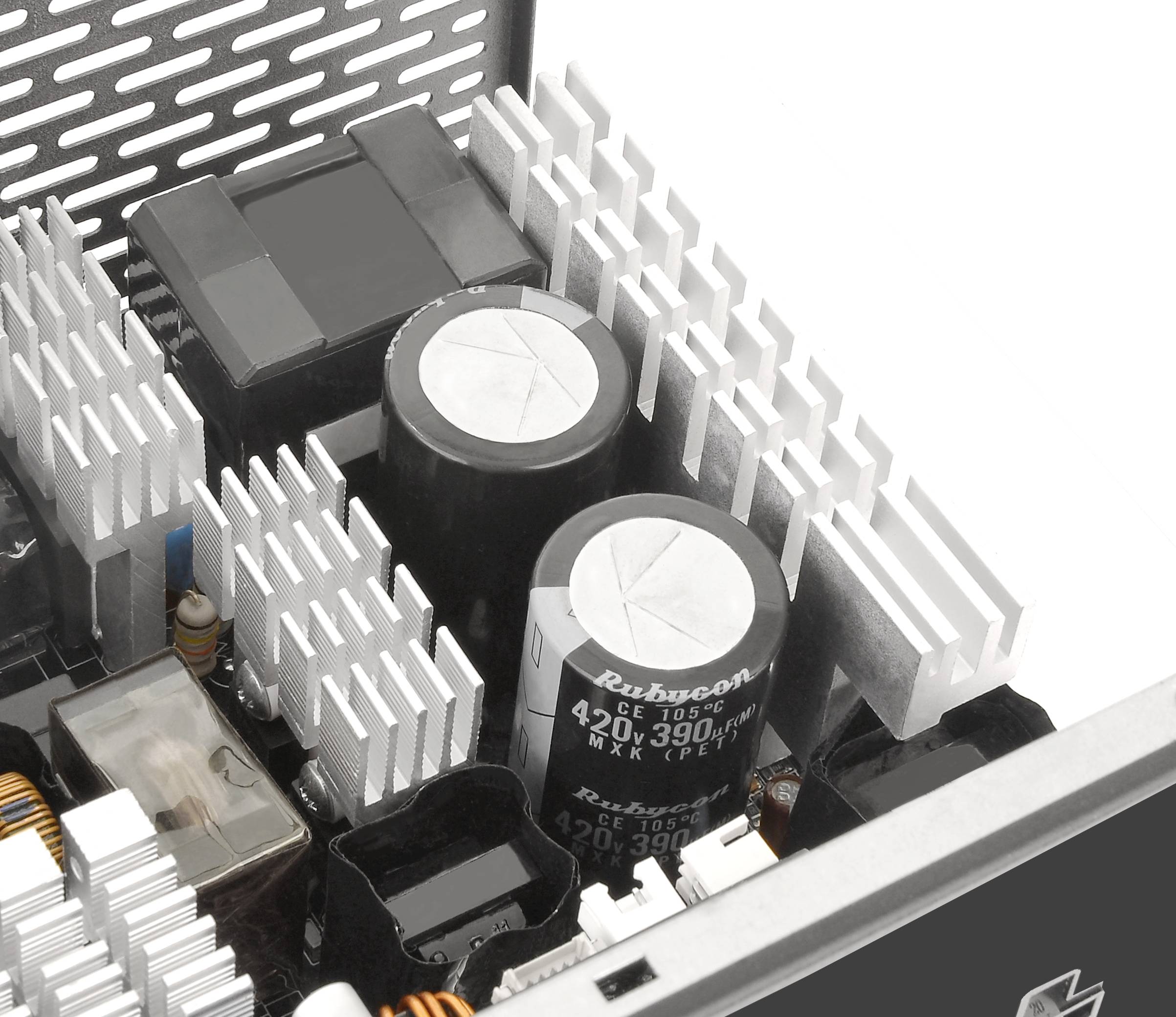 Gros plan d'une alimentation d'ordinateur montrant des condensateurs et des dissipateurs thermiques qui assurent la stabilité électrique et le refroidissement.