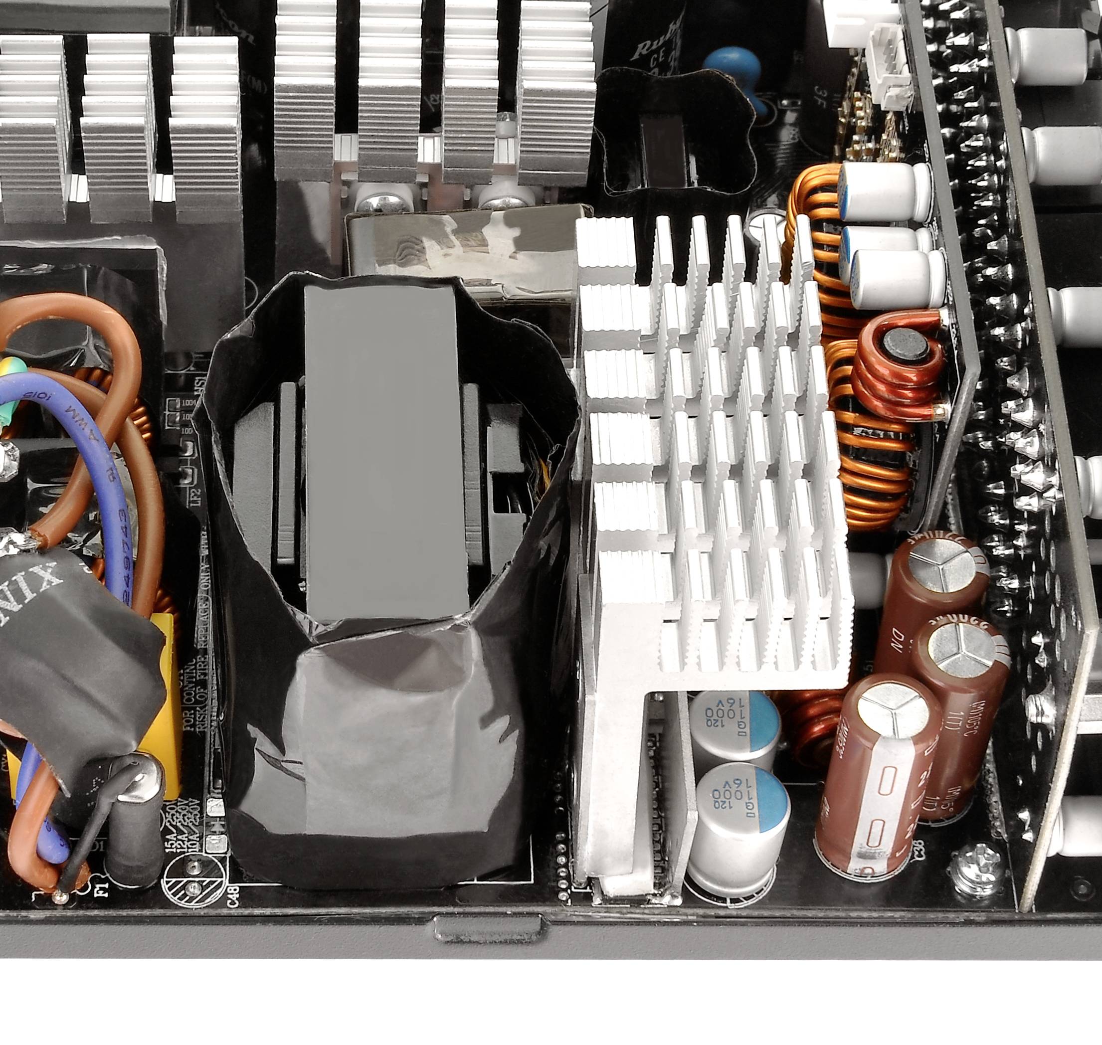 Aperçu de l'intérieur d'une alimentation informatique avec des dissipateurs thermiques, des condensateurs et des bobines responsables de la distribution électrique.