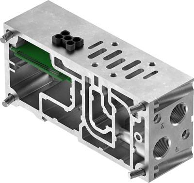 Pièce métallique avec des perçages et une structure interne complexe, représentée en coupe transversale ; montre des vis et des connexions par emboîtement.
