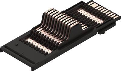 Un adaptateur électronique noir avec puce, comportant plusieurs contacts en cuivre disposés en rangées. Adapté pour les cartes SD.